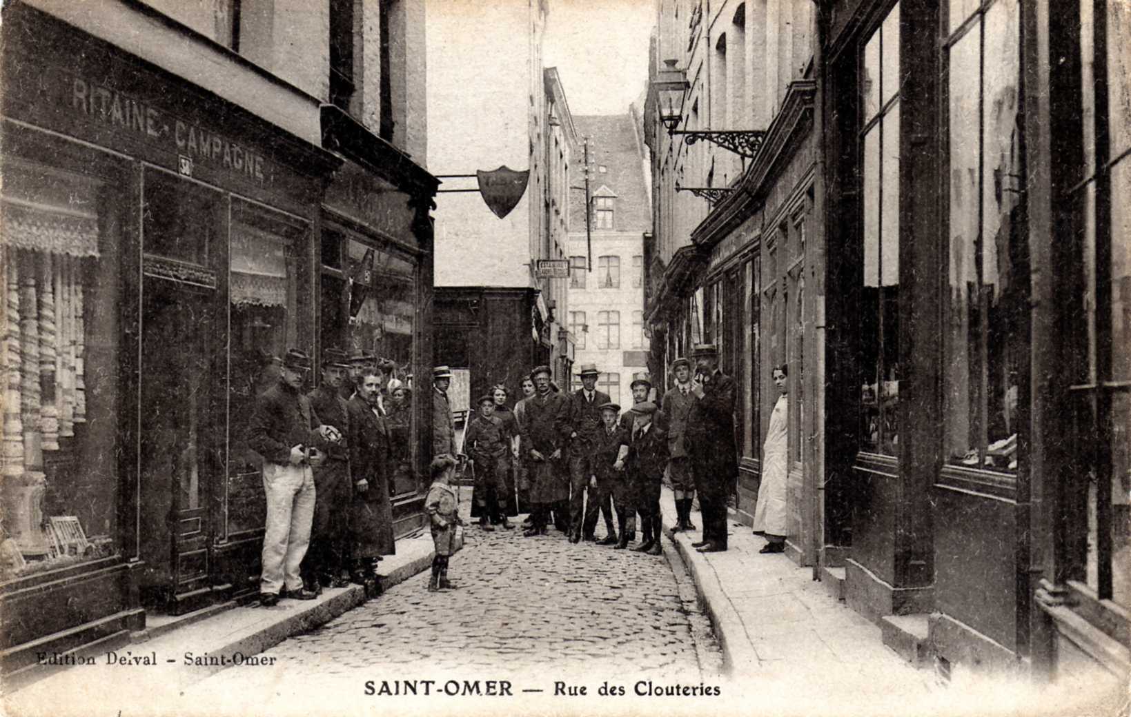 Cette rue était fort commerçante, pavées sur toute sa longueur elle était fermée à la circulation hippomobile par des bornes à ses extrémités.